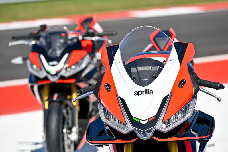 Aprilia RSV4 e Tuono V4 Factory SE-09 SBK: dedicate alla prima vittoria di Max Biaggi in Superbike [GALLERY]