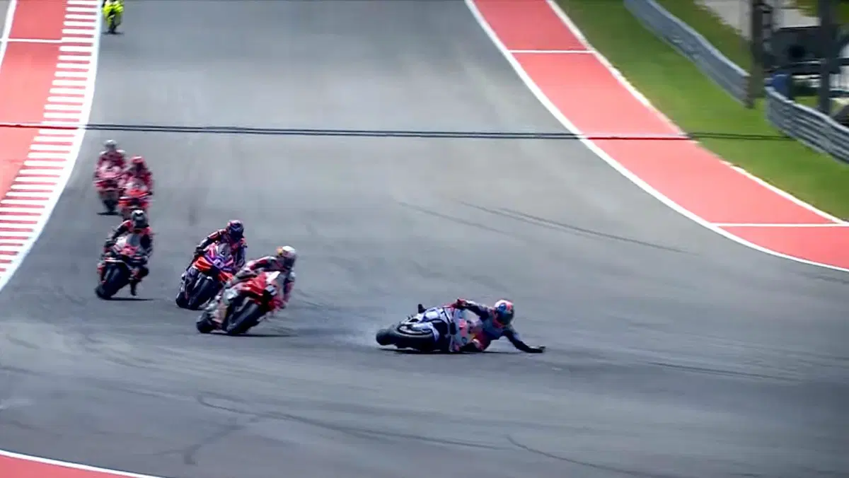 La caduta di Marc Marquez nella gara del Cota