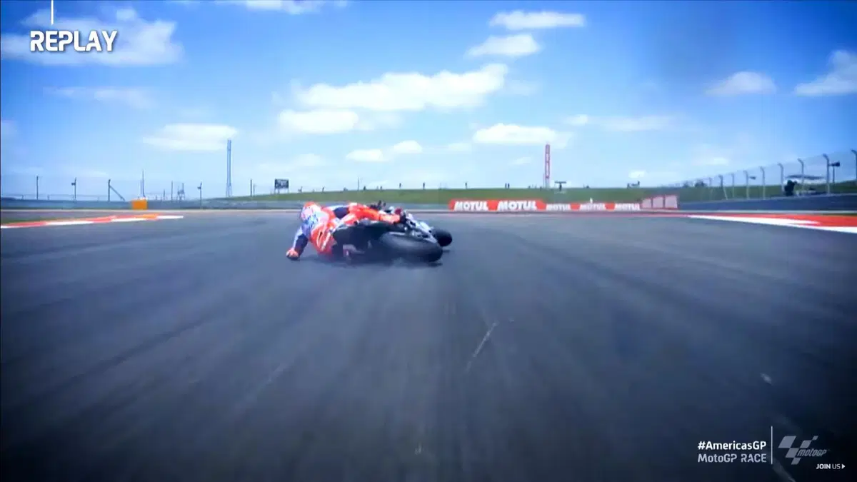 La caduta di Marc Marquez nella gara del Cota (3)