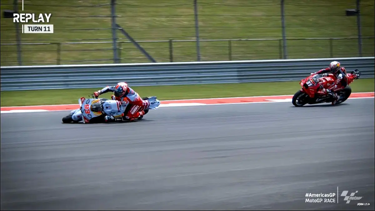 La caduta di Marc Marquez nella gara del Cota (5)