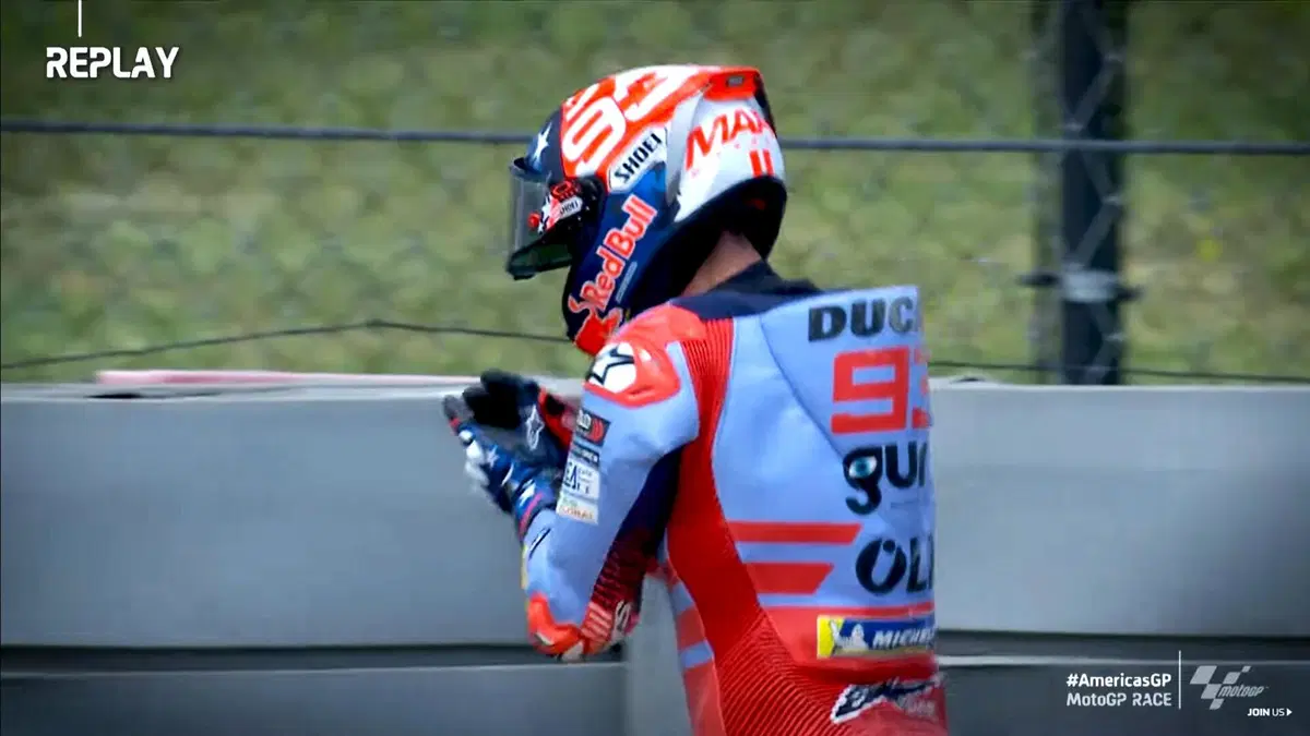 La caduta di Marc Marquez nella gara del Cota (8)