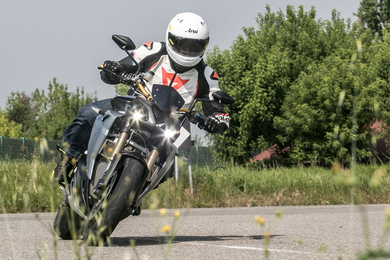 Un momento del nostro test su Energica Eva