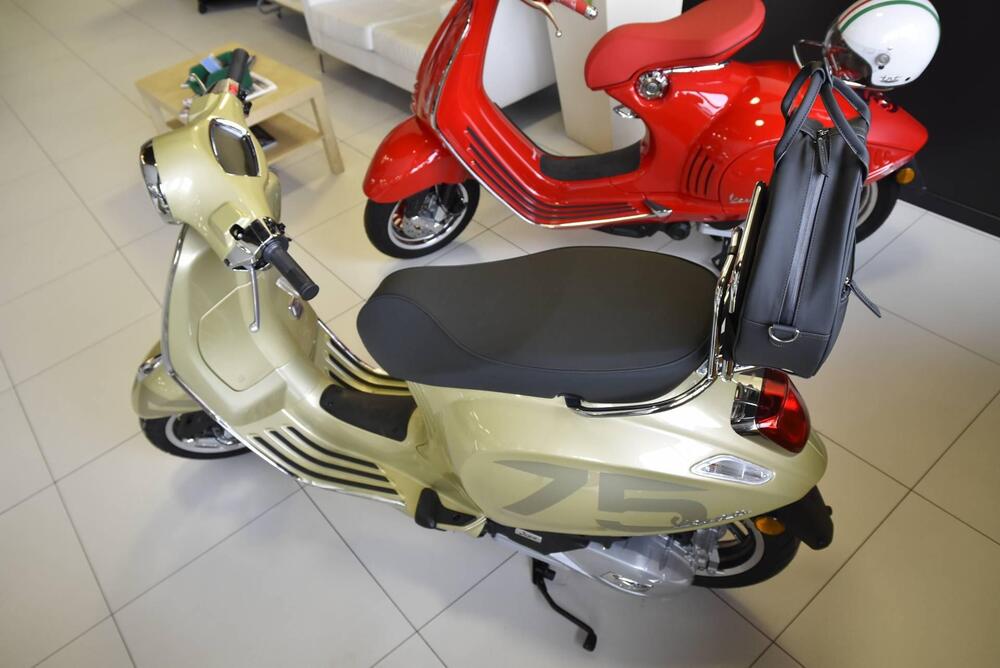 Vespa Primavera 150 3V 75th (2021) (2)