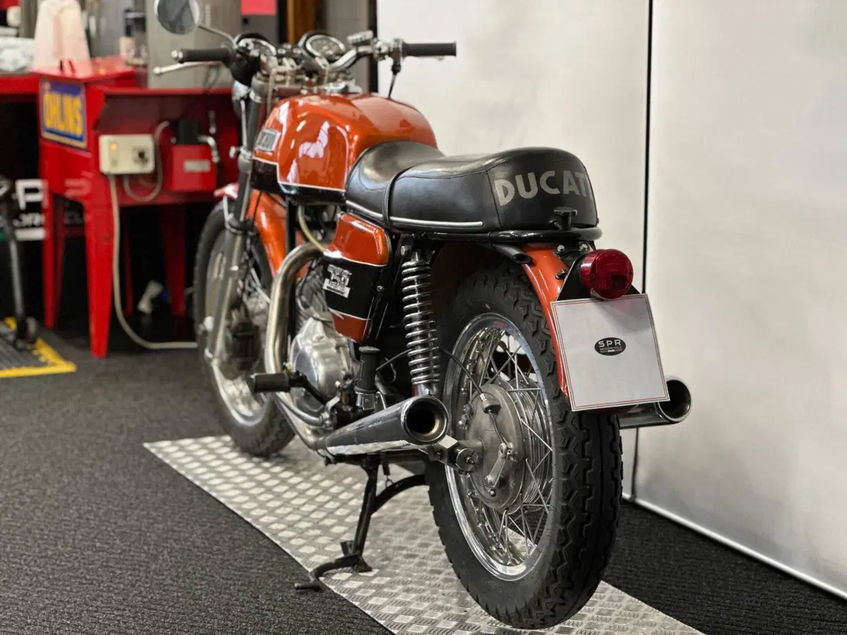 Ducati 750 GT (6)