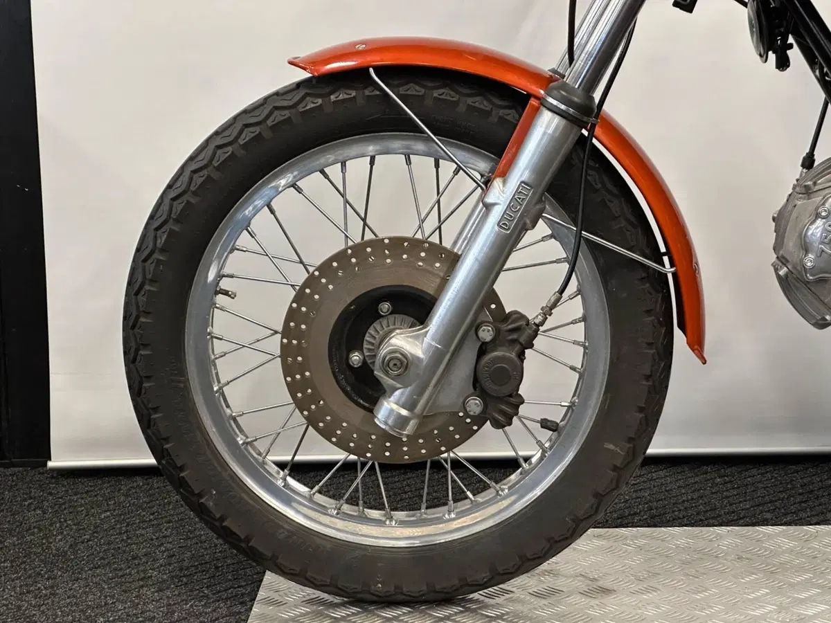 Ducati 750 GT (10)