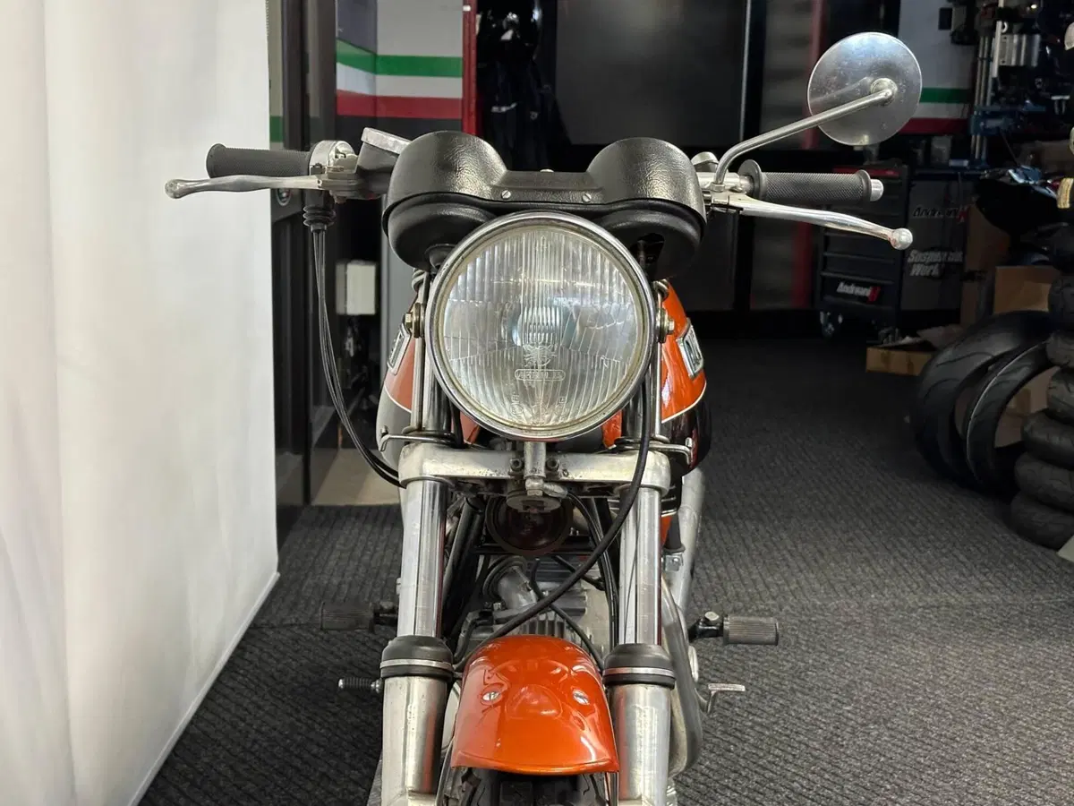 Ducati 750 GT (14)
