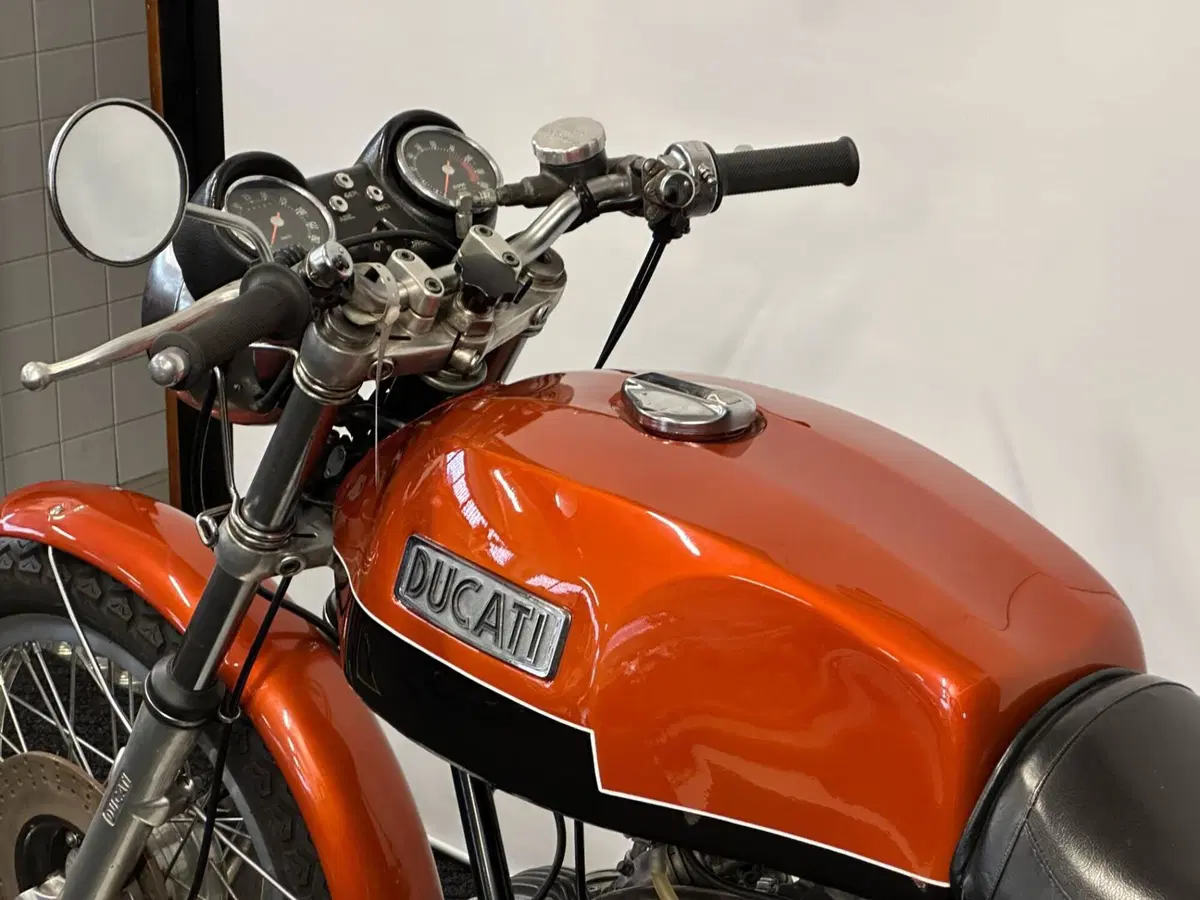 Ducati 750 GT (16)