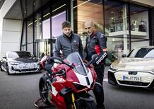 Nuova Audi e-tron GT prototipo e Ducati Panigale V4 R, un confronto all'apice della sportività