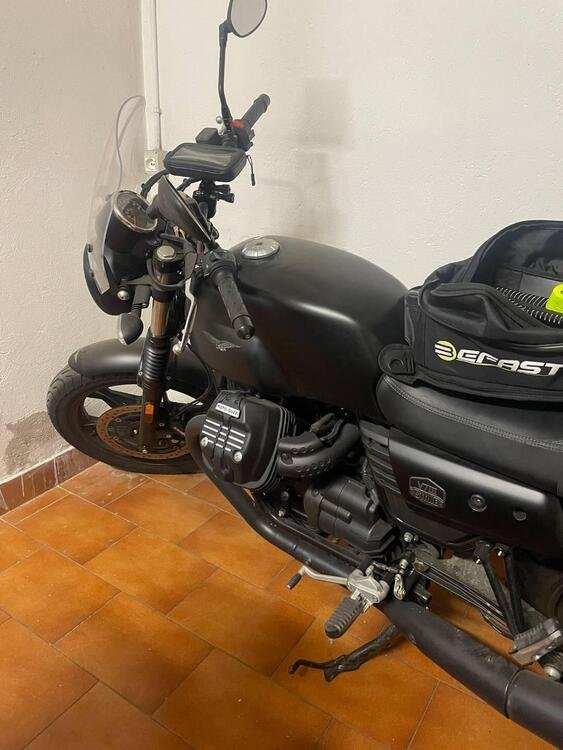 Moto Guzzi V7 III Stone (2017 - 20) (2)