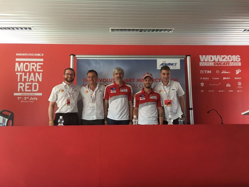 Da sinistra, Andrew Greenall e Roberto Paganuzzi (Shell), Gigi Dall&#039;Igna, Andrea Dovizioso e Andrea Gianaschi (Shell, B2C Lubes marketing manager)