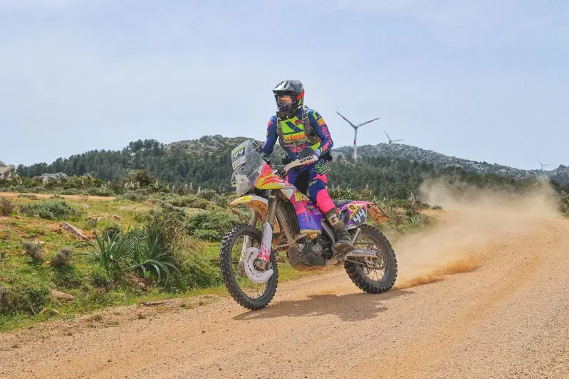 Luca con la sua Yamaha in Sardegna
