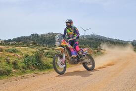 Luca con la sua Yamaha in Sardegna