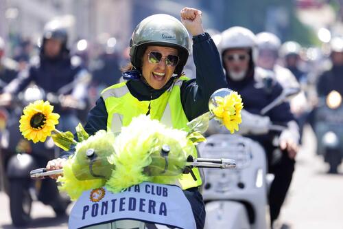 15mila Vespa tutte insieme: lo spettacolo dei Vespa World Days a Pontedera [GALLERY e VIDEO] (5)