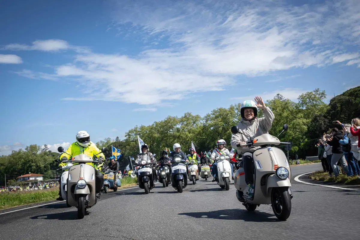 15mila Vespa tutte insieme: lo spettacolo dei Vespa World Days a Pontedera [GALLERY e VIDEO] (6)