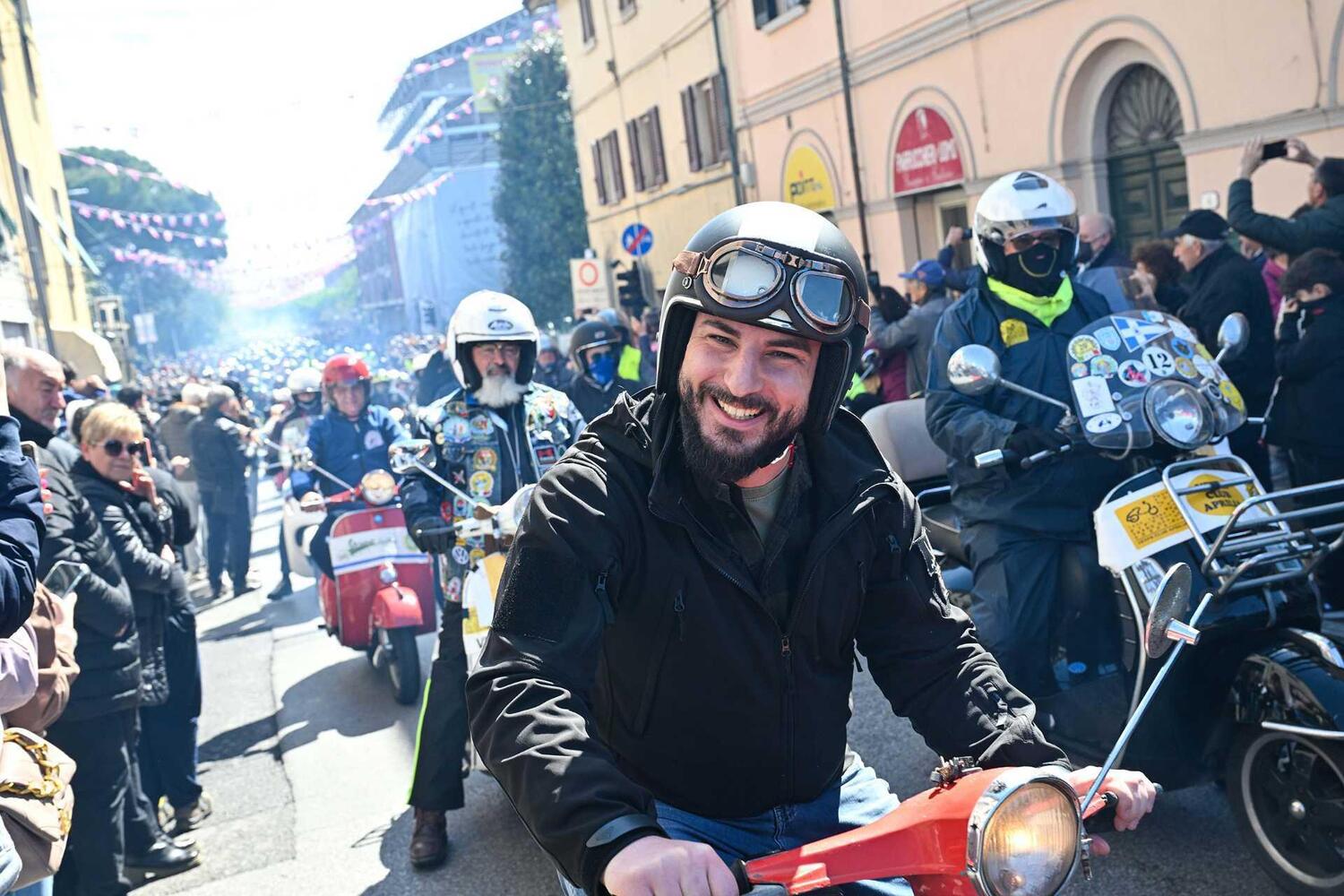 15mila Vespa tutte insieme: lo spettacolo dei Vespa World Days a Pontedera [GALLERY e VIDEO]