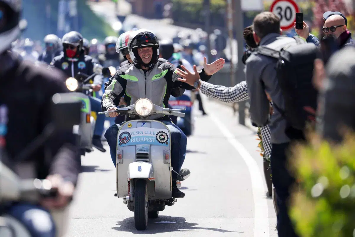 15mila Vespa tutte insieme: lo spettacolo dei Vespa World Days a Pontedera [GALLERY e VIDEO] (8)
