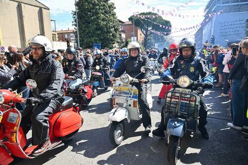 15mila Vespa tutte insieme: lo spettacolo dei Vespa World Days a Pontedera [GALLERY e VIDEO] (3)