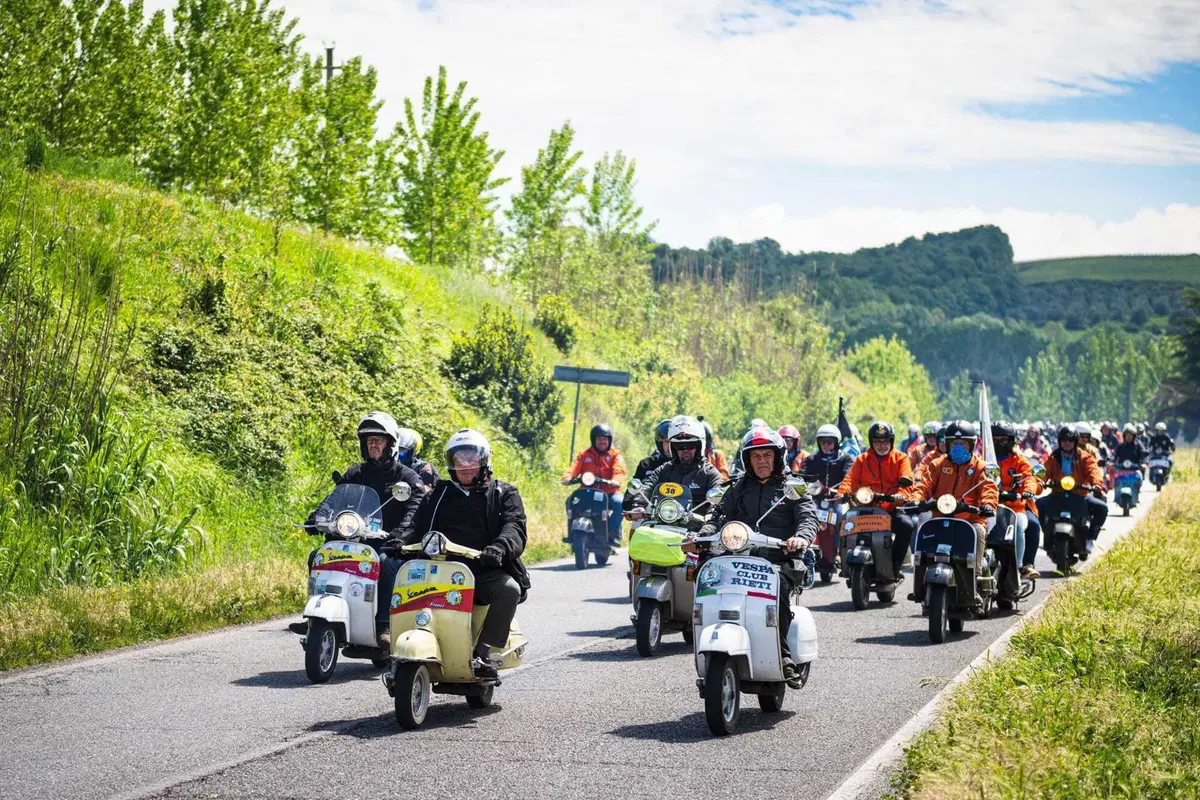 15mila Vespa tutte insieme: lo spettacolo dei Vespa World Days a Pontedera [GALLERY e VIDEO] (9)