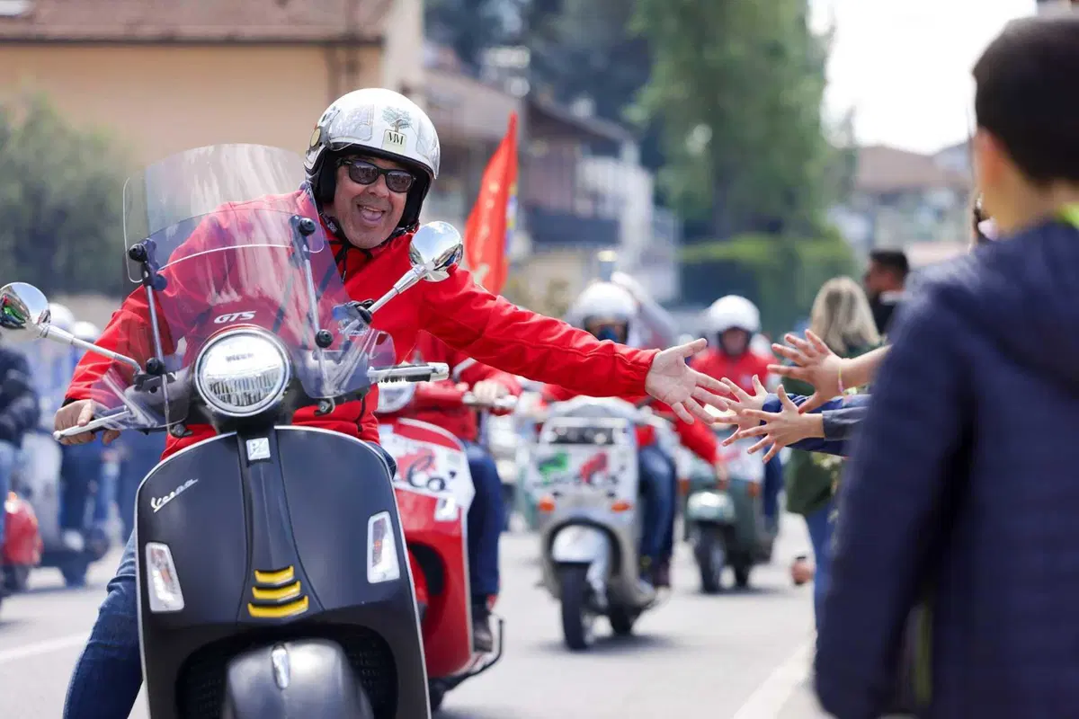 15mila Vespa tutte insieme: lo spettacolo dei Vespa World Days a Pontedera [GALLERY e VIDEO] (4)