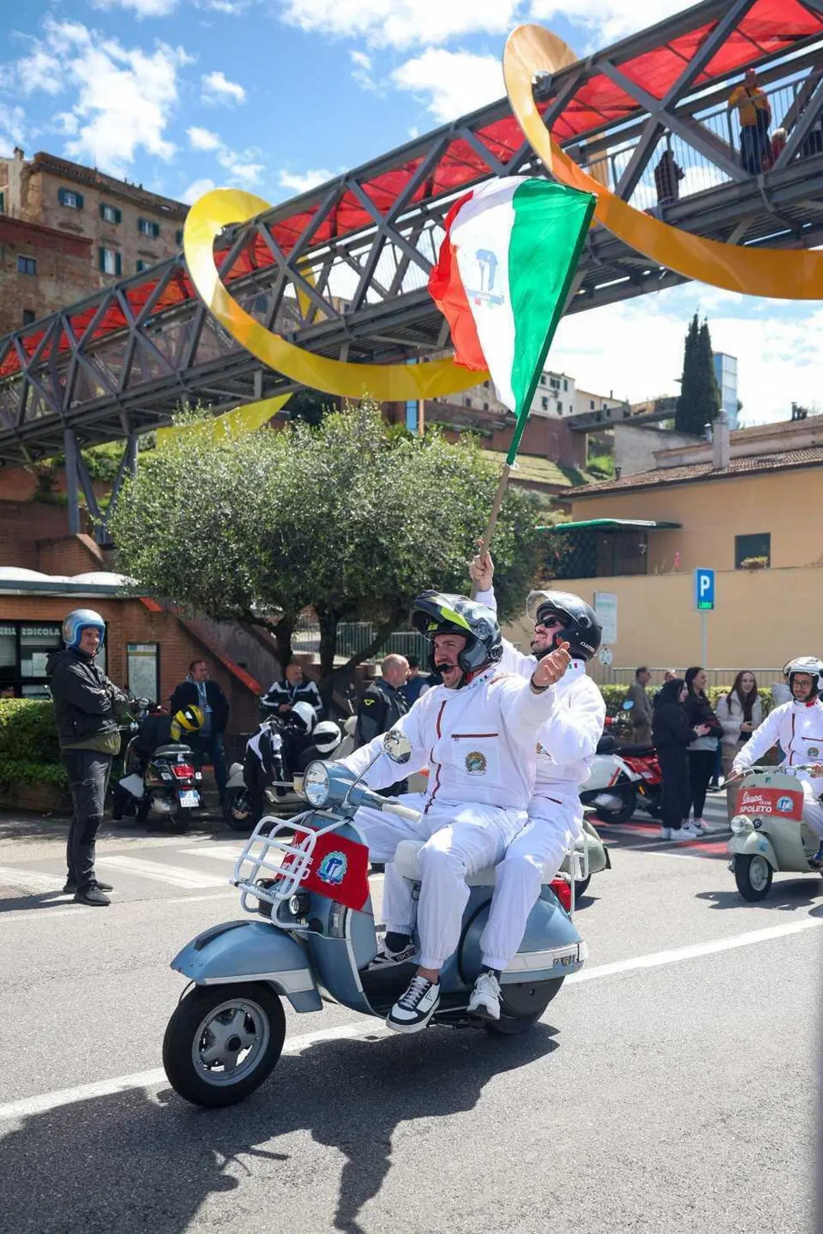 15mila Vespa tutte insieme: lo spettacolo dei Vespa World Days a Pontedera [GALLERY e VIDEO] (10)