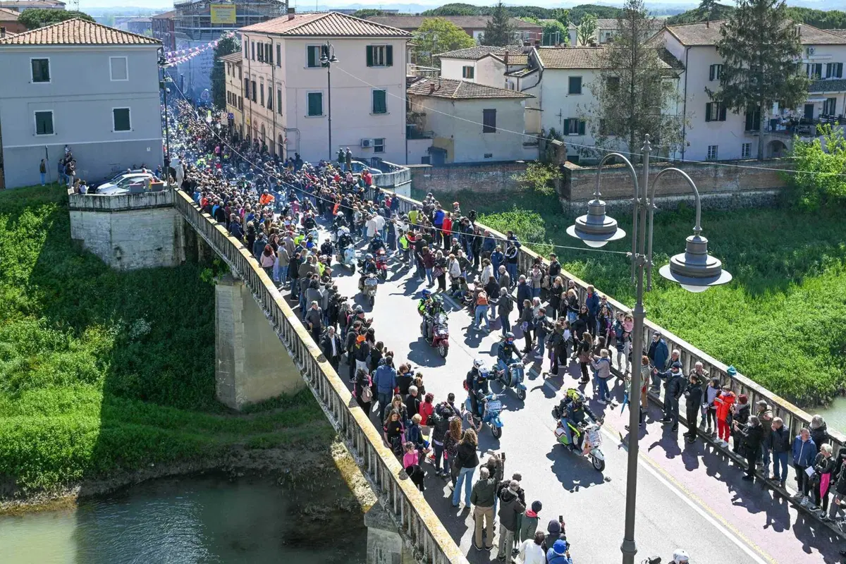 15mila Vespa tutte insieme: lo spettacolo dei Vespa World Days a Pontedera [GALLERY e VIDEO] (12)