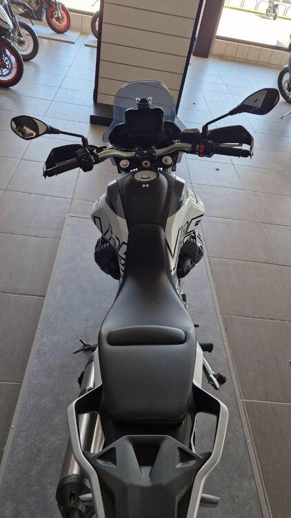 Moto Guzzi V85 TT (2024) (2)