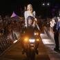 Coachella 2024: la headliner Lana Del Rey arriva in moto!