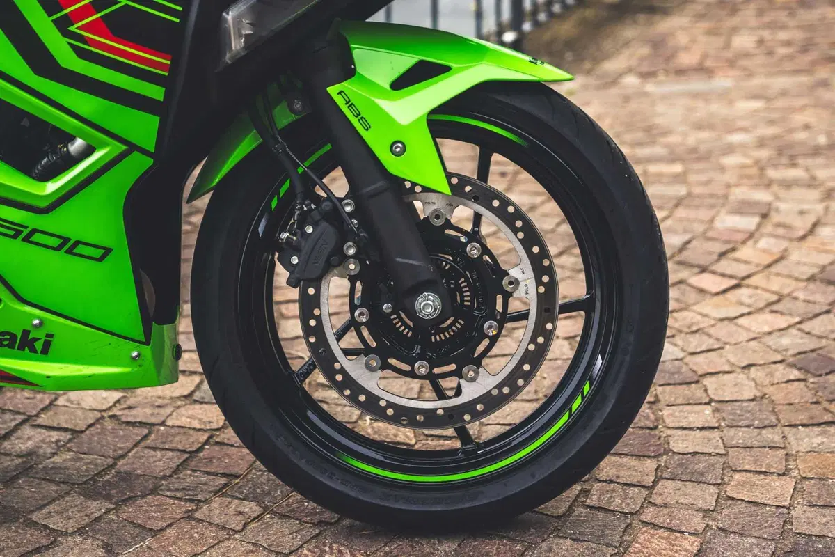 Kawasaki Z500 o Ninja 500? Quale scegliere? [VIDEO] (6)
