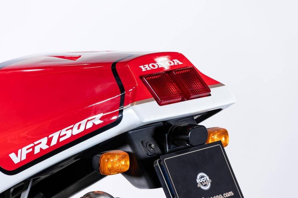 Honda VFR 750 R (RC 30) (2)