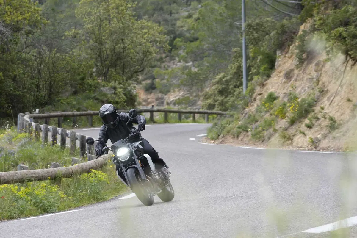 Husqvarna Svartpilen 801, la prova su strada. Pro e contro! [VIDEO E GALLERY] (3)