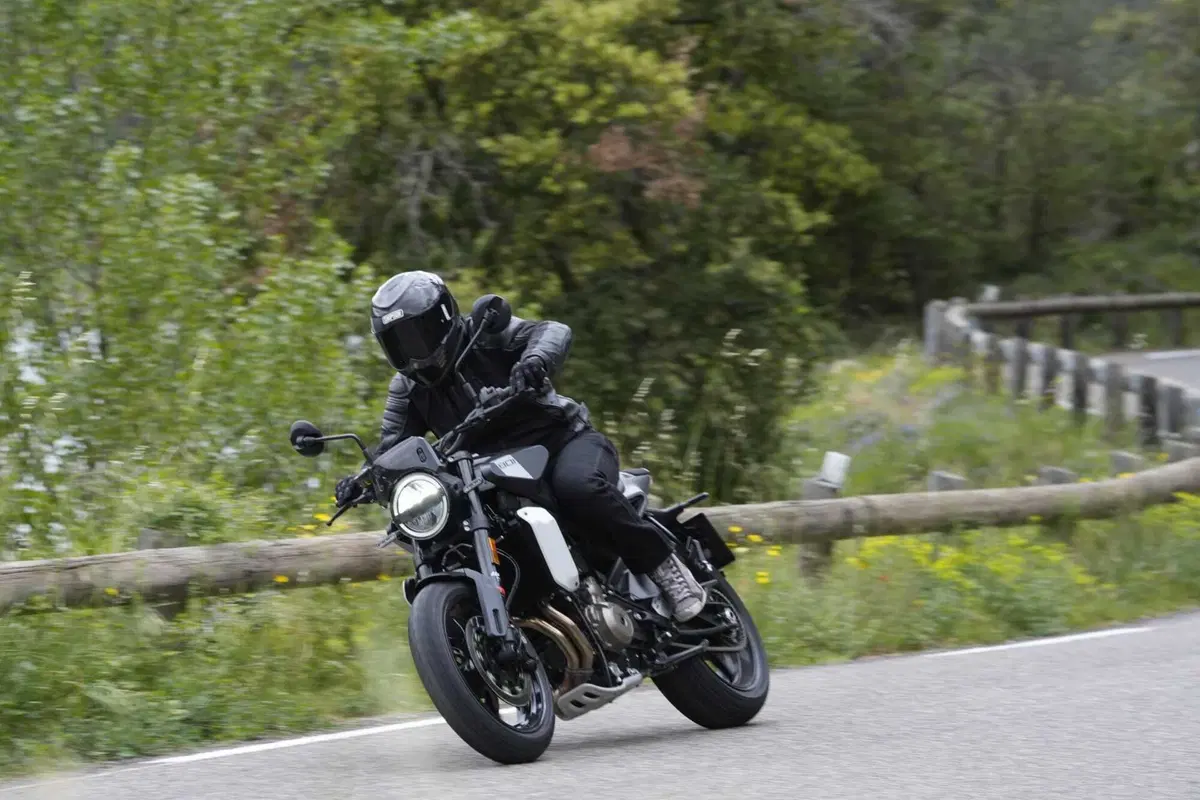 Husqvarna Svartpilen 801, la prova su strada. Pro e contro! [VIDEO E GALLERY] (4)