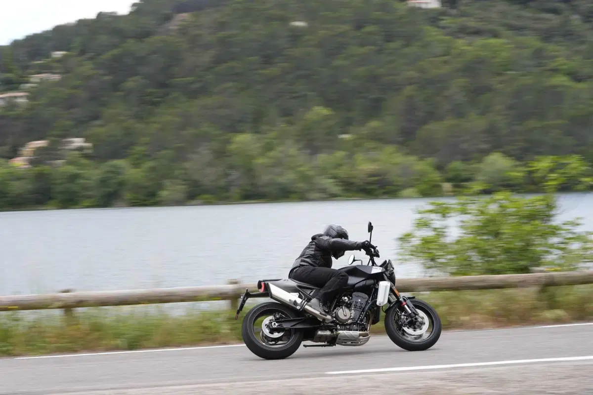 Husqvarna Svartpilen 801, la prova su strada. Pro e contro! [VIDEO E GALLERY] (7)