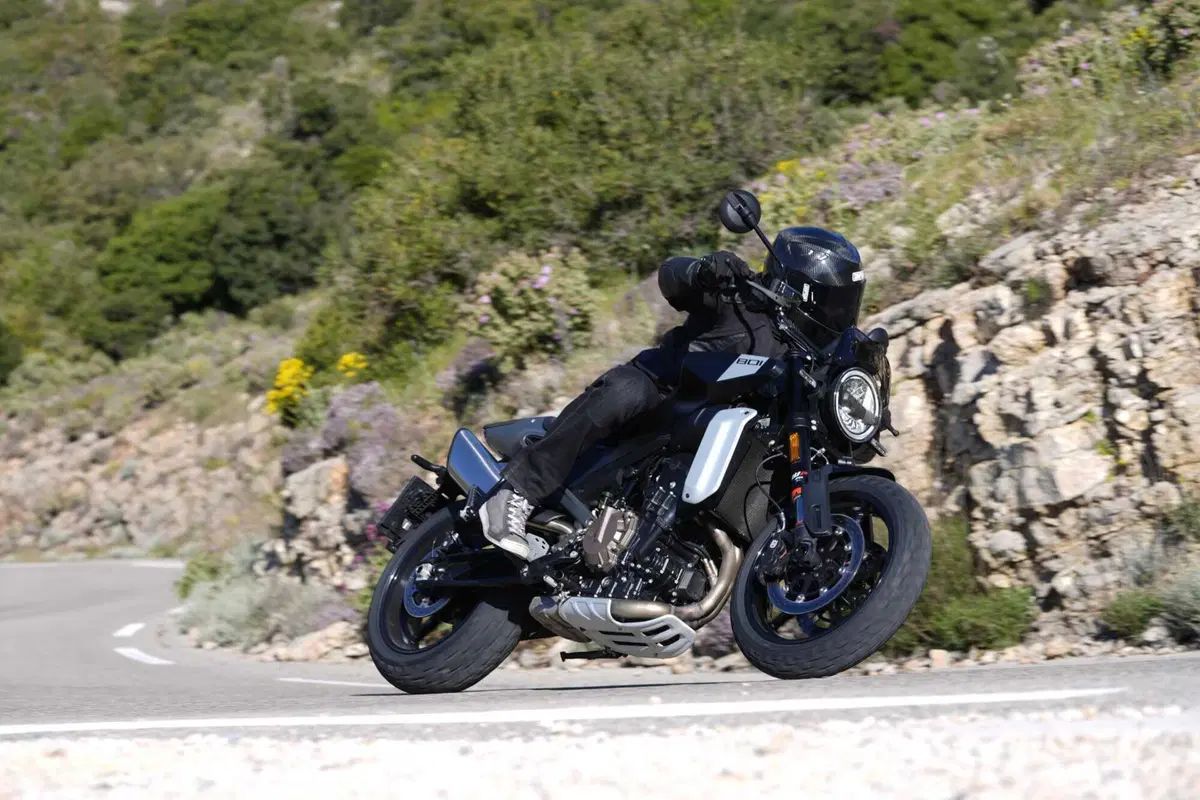 Husqvarna Svartpilen 801, la prova su strada. Pro e contro! [VIDEO E GALLERY] (10)