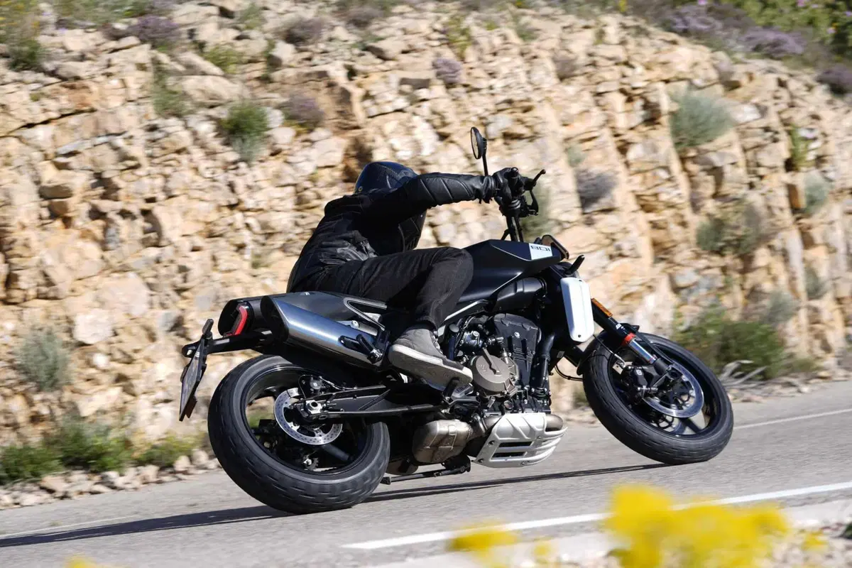Husqvarna Svartpilen 801, la prova su strada. Pro e contro! [VIDEO E GALLERY] (11)