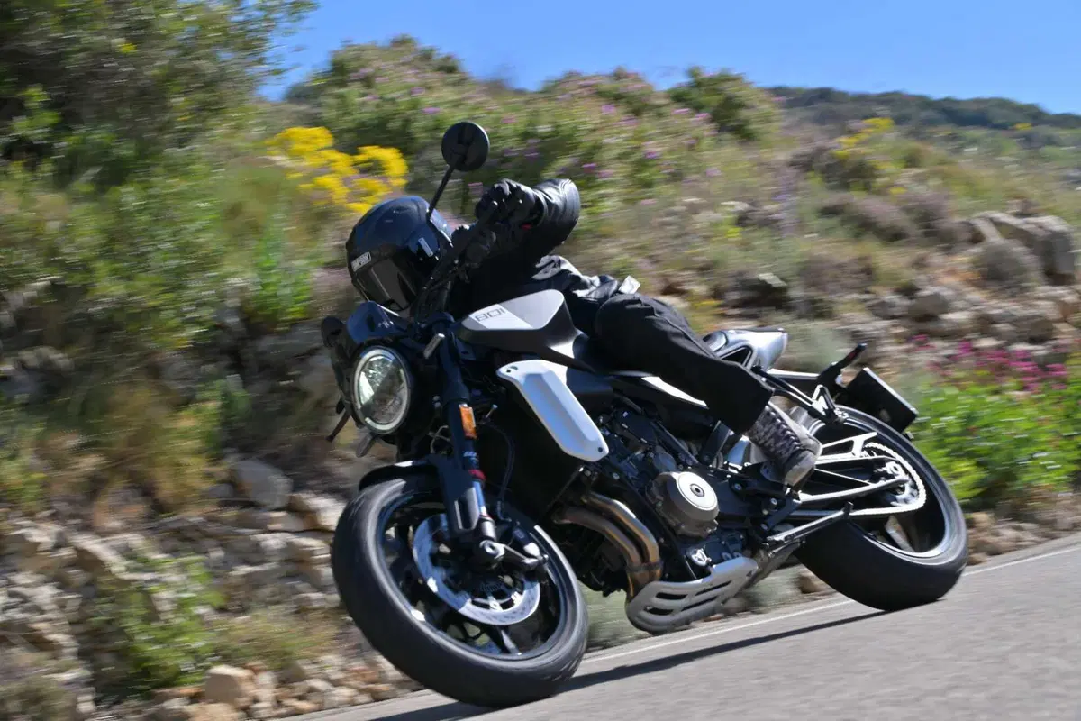 Husqvarna Svartpilen 801, la prova su strada. Pro e contro! [VIDEO E GALLERY] (2)