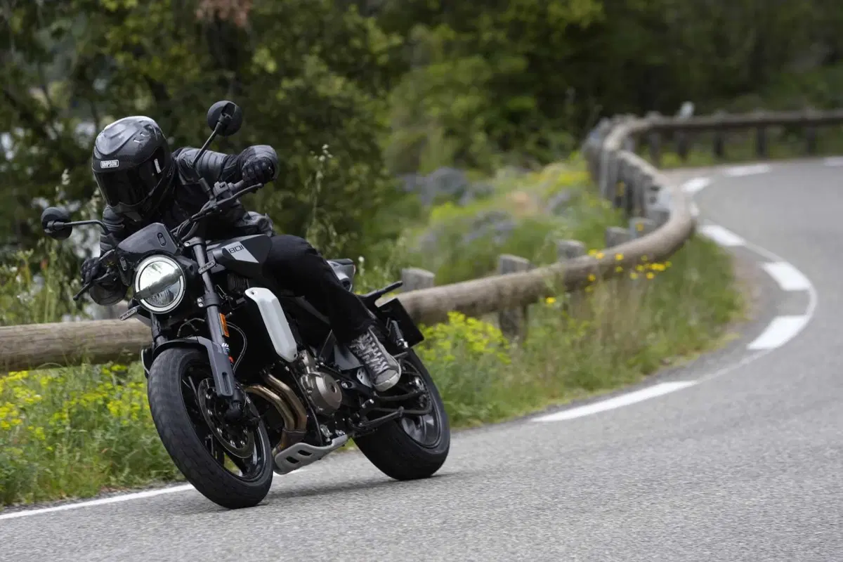 Husqvarna Svartpilen 801, la prova su strada. Pro e contro! [VIDEO E GALLERY]