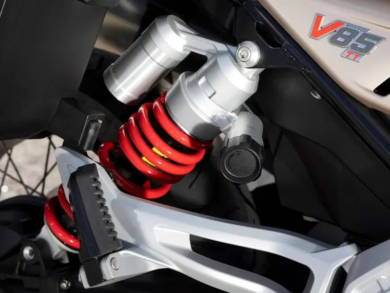 Moto Guzzi V85 TT Travel (2024 - 26) (4)