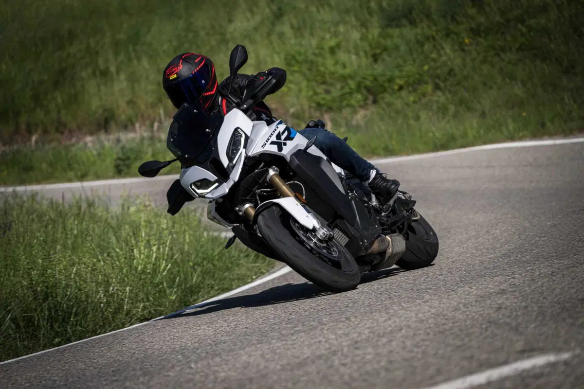 BMW S 1000 XR: Turismo Superbike!