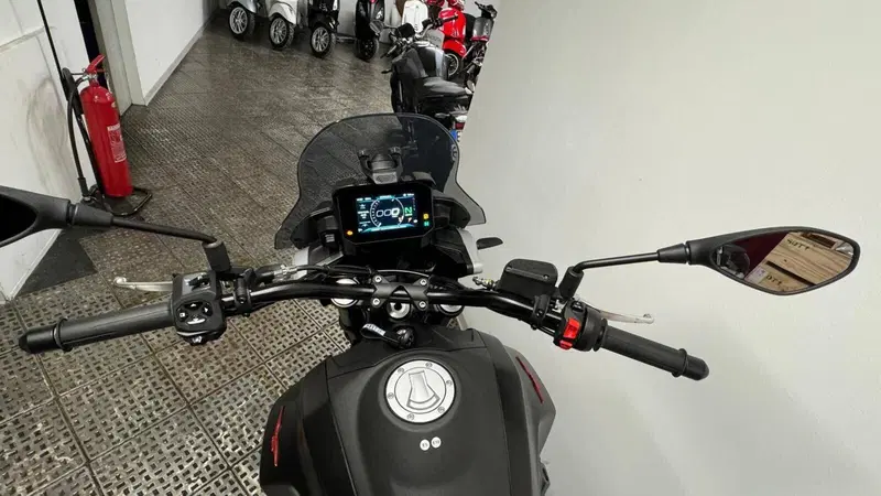Moto Guzzi V85 Strada (2024 - 26) (5)