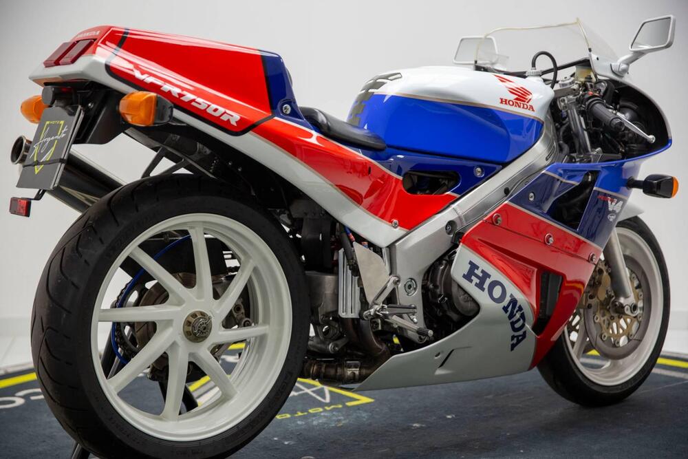 Honda VFR 750 R RC30 (5)