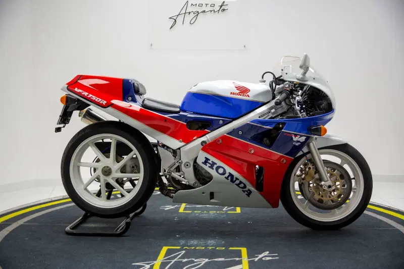 Honda VFR 750 R RC30 (7)