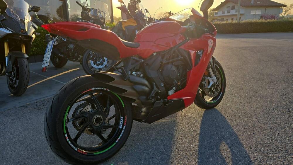 MV Agusta F3 800 Rosso (2021 - 23) (2)