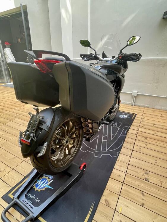 MV Agusta Turismo Veloce 800 Lusso SCS (2021 - 24) (4)