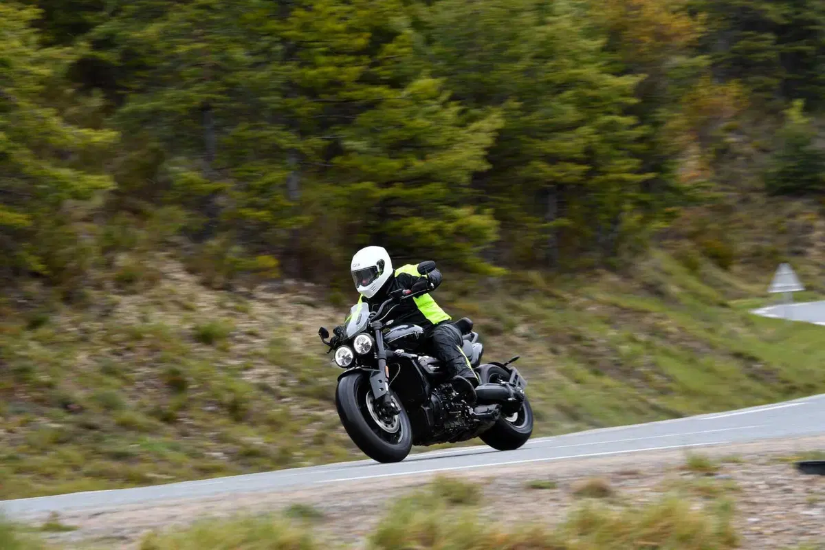 Triumph Rocket 3 Storm R e Storm GT: il TEST del mostro dal cuore grande