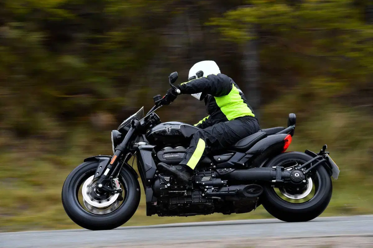 Triumph Rocket 3 Storm R e Storm GT: il TEST del mostro dal cuore grande (2)