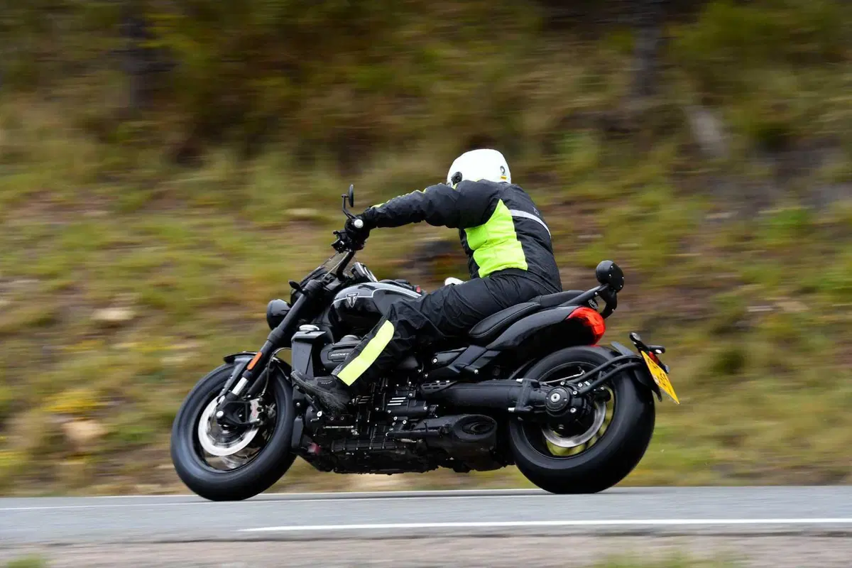 Triumph Rocket 3 Storm R e Storm GT: il TEST del mostro dal cuore grande (3)
