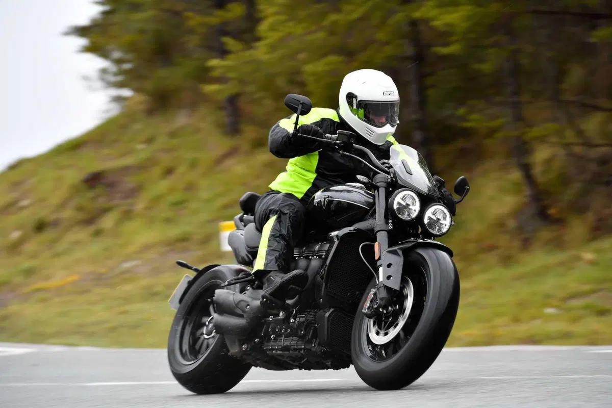 Triumph Rocket 3 Storm R e Storm GT: il TEST del mostro dal cuore grande (4)