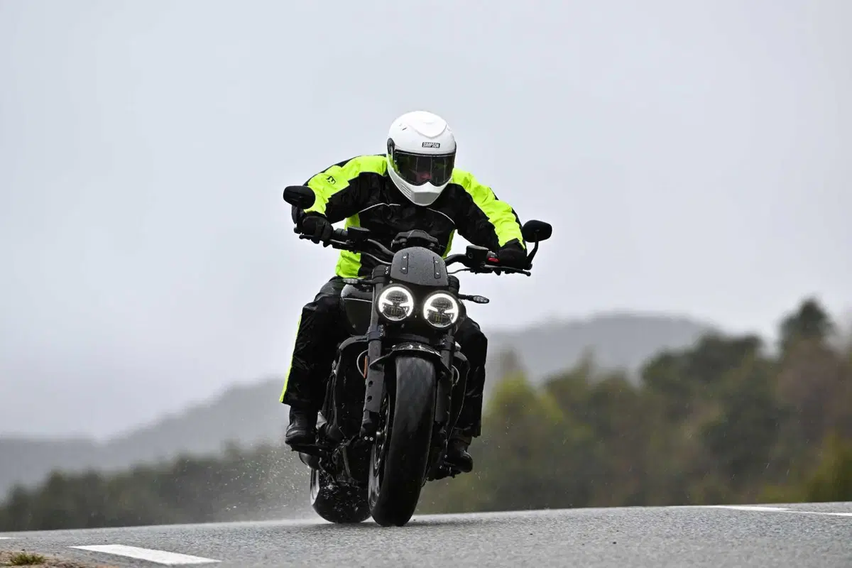 Triumph Rocket 3 Storm R e Storm GT: il TEST del mostro dal cuore grande (6)