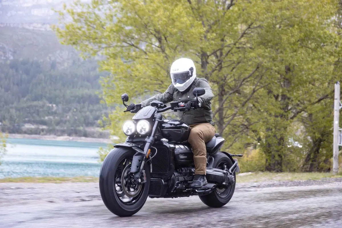 Triumph Rocket 3 Storm R e Storm GT: il TEST del mostro dal cuore grande (7)
