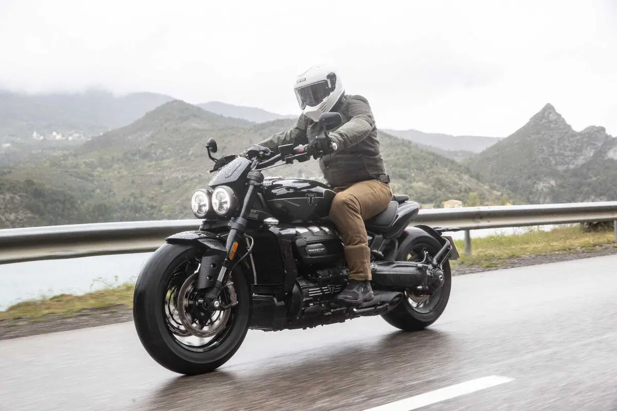 Triumph Rocket 3 Storm R e Storm GT: il TEST del mostro dal cuore grande (8)
